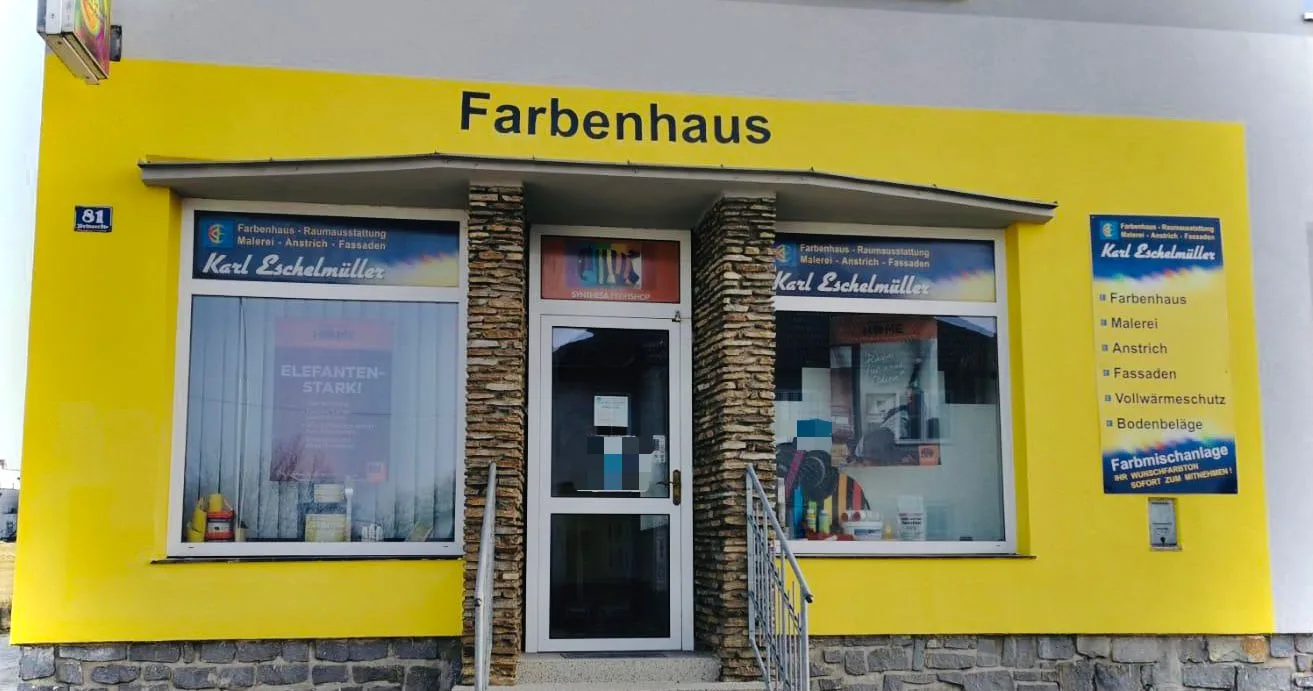 Gelbe Ladenfront des Farbenhauses in der Weitraer Straße 81 in Gmünd