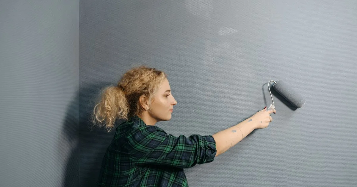 Eine Wand wird mit einer Farbrolle blau gestrichen